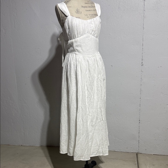 Francesca's Collections Dresses & Skirts - Elegant White Sleeveless Dress